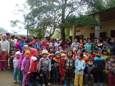 Rất đông học sinh và phụ huynh đã tập trung về trường Tiểu học Vinh Tiền để nhận quà Tết từ đoàn thiện nguyện báo Giáo dục Việt Nam